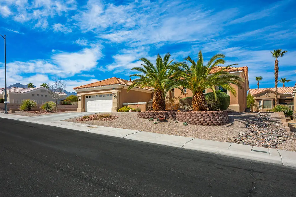 Windsor Floor Plan in Sun City Summerlin front exterior with three-bedrooms, two-bathrooms and generous outdoor living space.